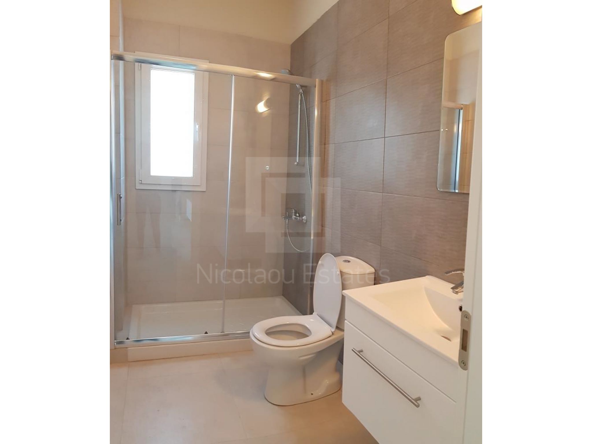 https://www.propertiescy.com/images/uploads/listings/large/14193-1592900528_bathroom-1.jpg